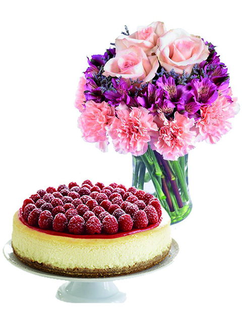 Rose e alstroemerie con torta cheesecache